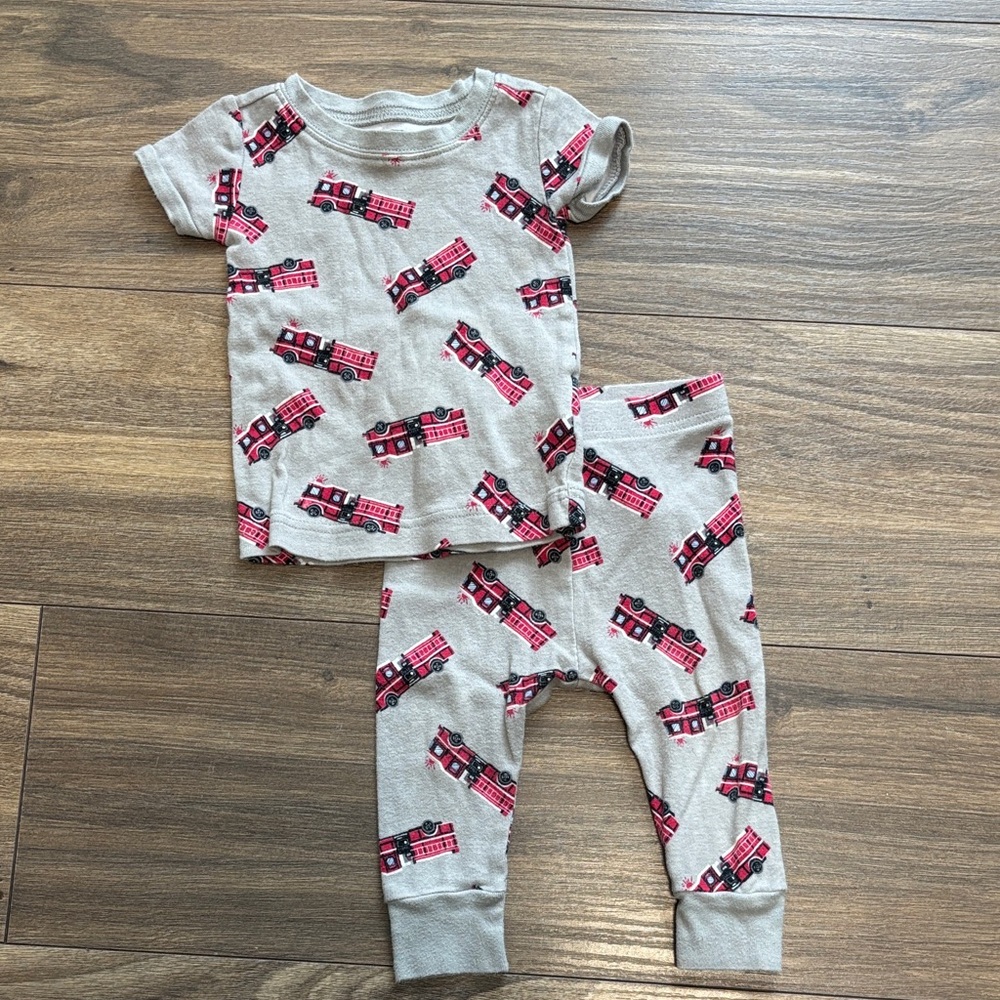 ☀️ 2/$15 - 6-12m Old Navy Kids Pajama Set with Fire Truck Print